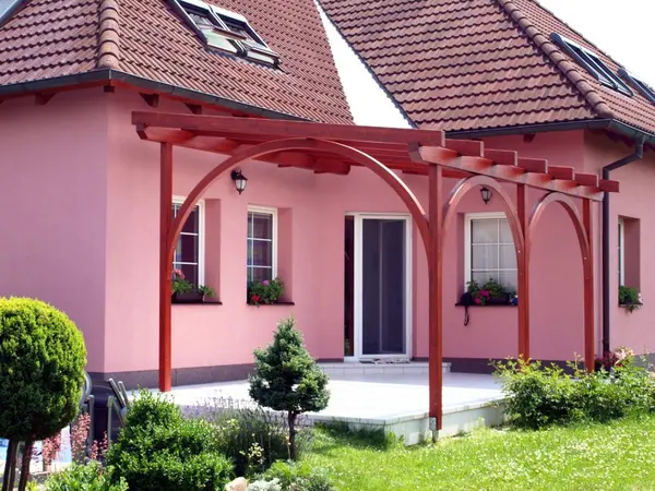 Dřevěná pergola a zahradní přístřešek