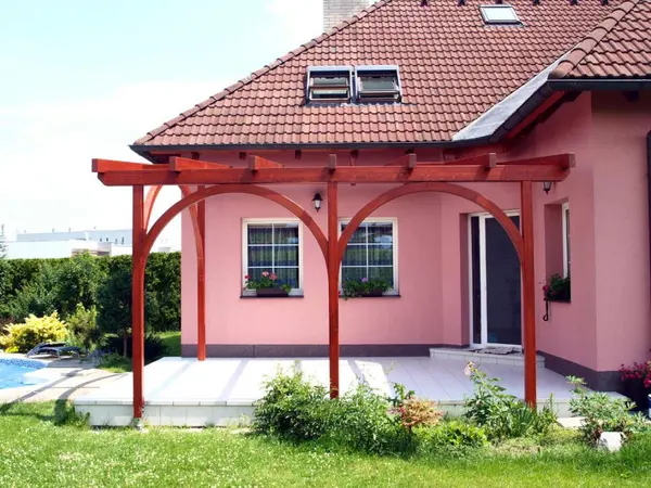 Dřevěná pergola a zahradní přístřešek