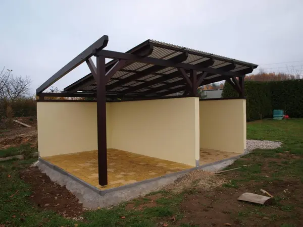 Dřevěná pergola a zahradní přístřešek