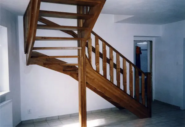 Masivní dřevěné schodiště