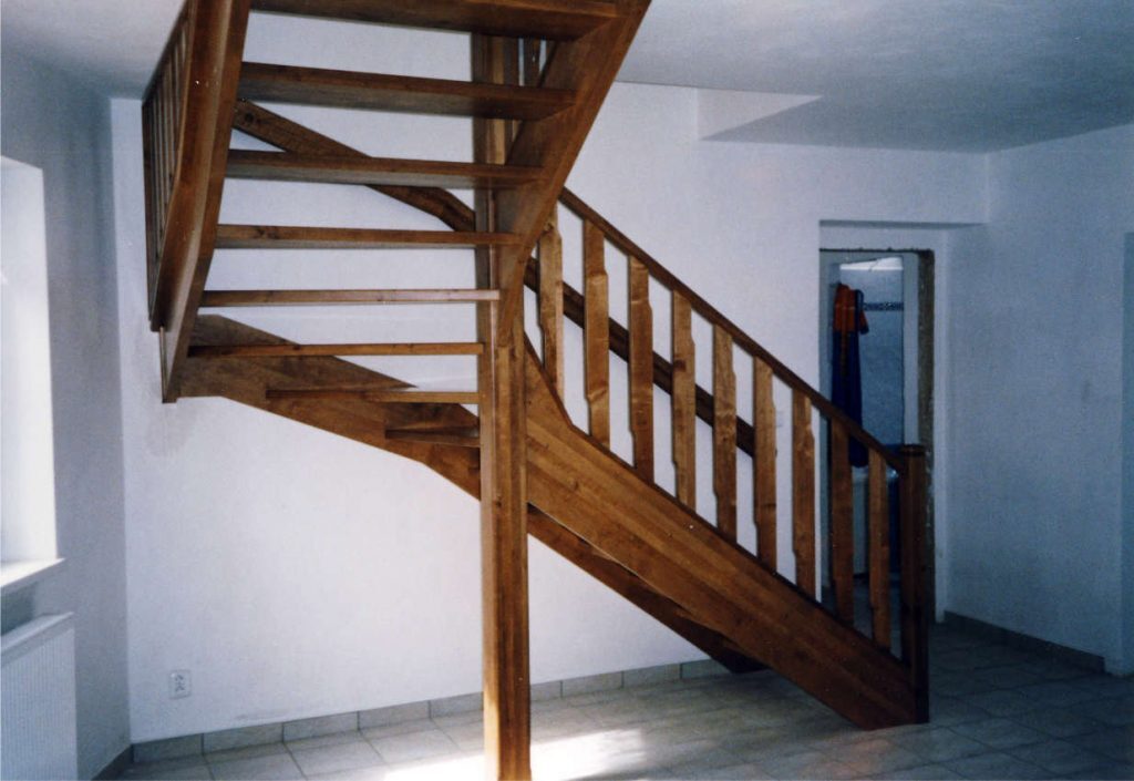 Masivní dřevěné schodiště se zábradlím od Truhlářství Kavan
