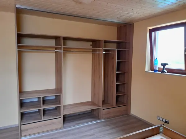 Nábytek a vestavěné skříně na míru